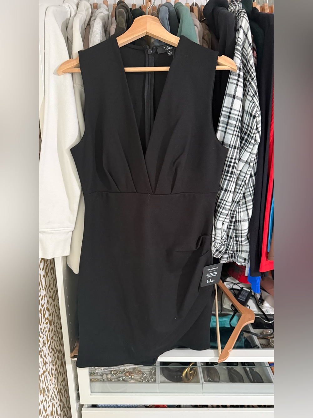Lulu‘s V-neck black body con dress
